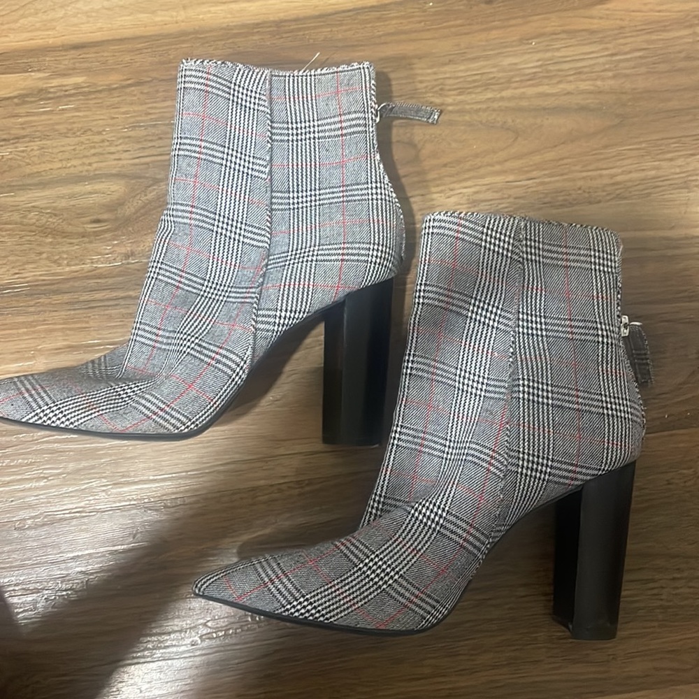 STEVE MADDEN PLAID FALL BOOTS